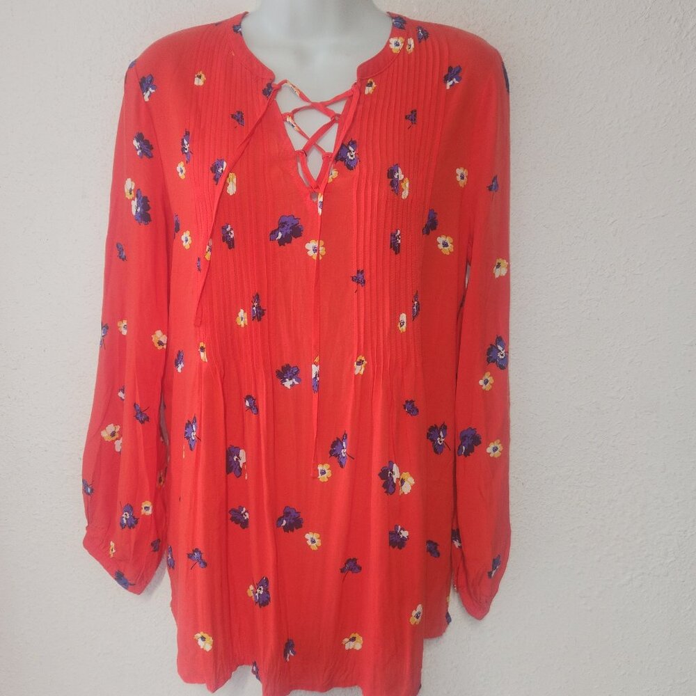 Old Navy stylish Blouse, Red w/ floral design in size Medium